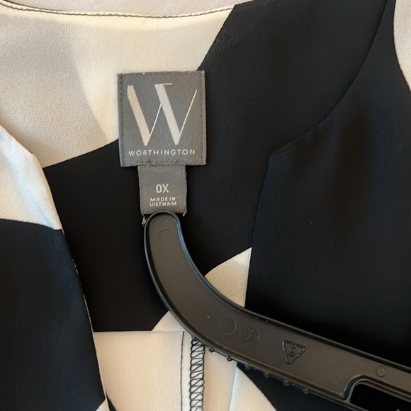 ⚫️ Worthington black & white top - Picture 11 of 17
